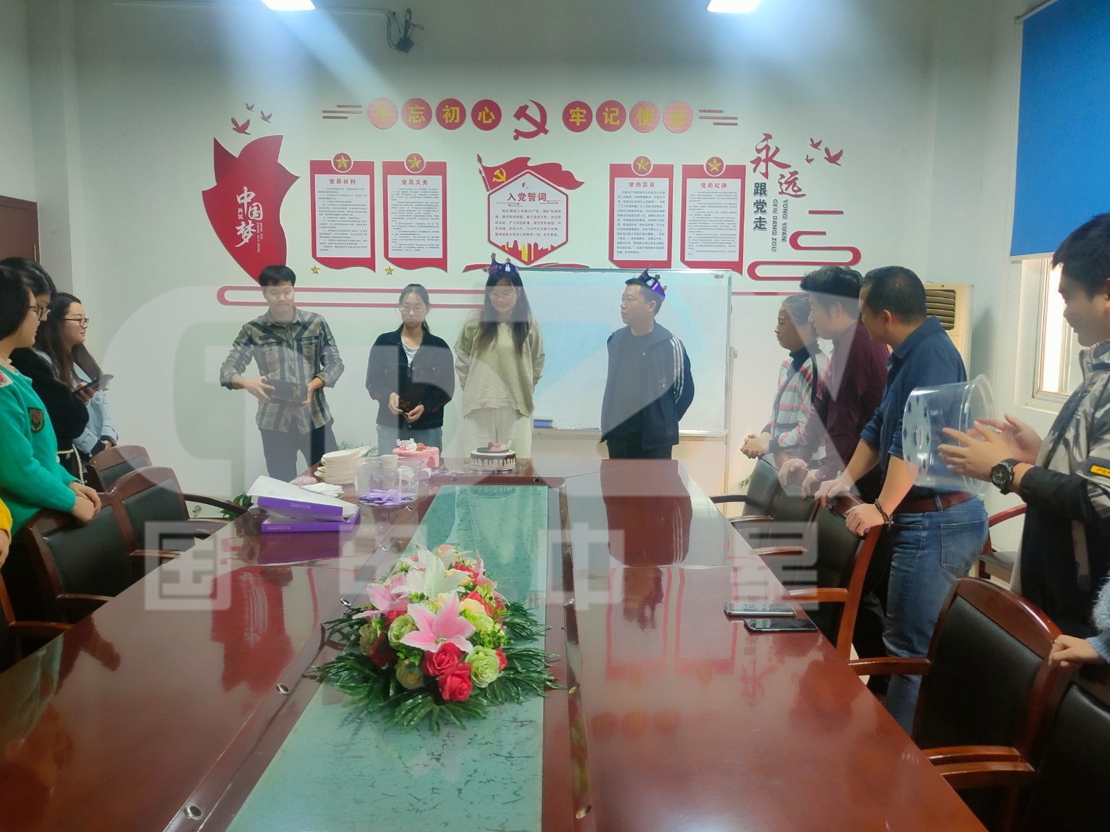 領導為壽星送上祝福.jpg 領導為壽星送上祝福.jpg